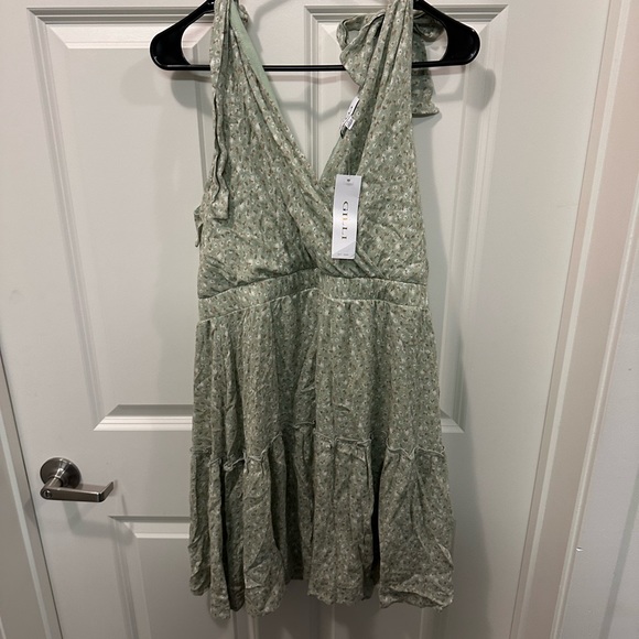Cute mini dress. Purchased through dailylook, but never wore it. - Picture 2 of 4